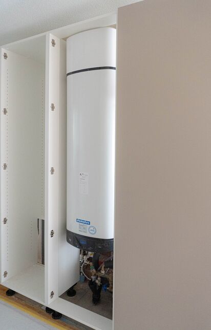 NUOS E 150 von Domotec in die bestehende Küchenmöblierung integriert.